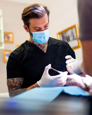 📸 Extraits du shooting réalisé pour le Dr Cocco. Ces photos viennent compléter tout le travail mené autour de son identité : logo, site web, et maintenant image photo et vidéo du cabinet.